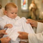 découvrez l'origine et la signification profonde de la remise du vêtement blanc lors du baptême, un symbole de pureté et de renouveau spirituel.