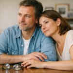 découvrez si un parrain et une marraine peuvent être en couple ou issus de la même famille, ainsi que les règles et recommandations liées à leur choix.