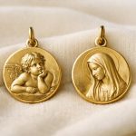 découvrez comment choisir entre une médaille de baptême représentant l'ange de raphaël ou la vierge marie, en fonction de vos préférences et de leur symbolique spirituelle.
