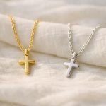 découvrez comment choisir la chaîne de baptême idéale pour bébé, en or ou en argent, pour un cadeau précieux et durable.