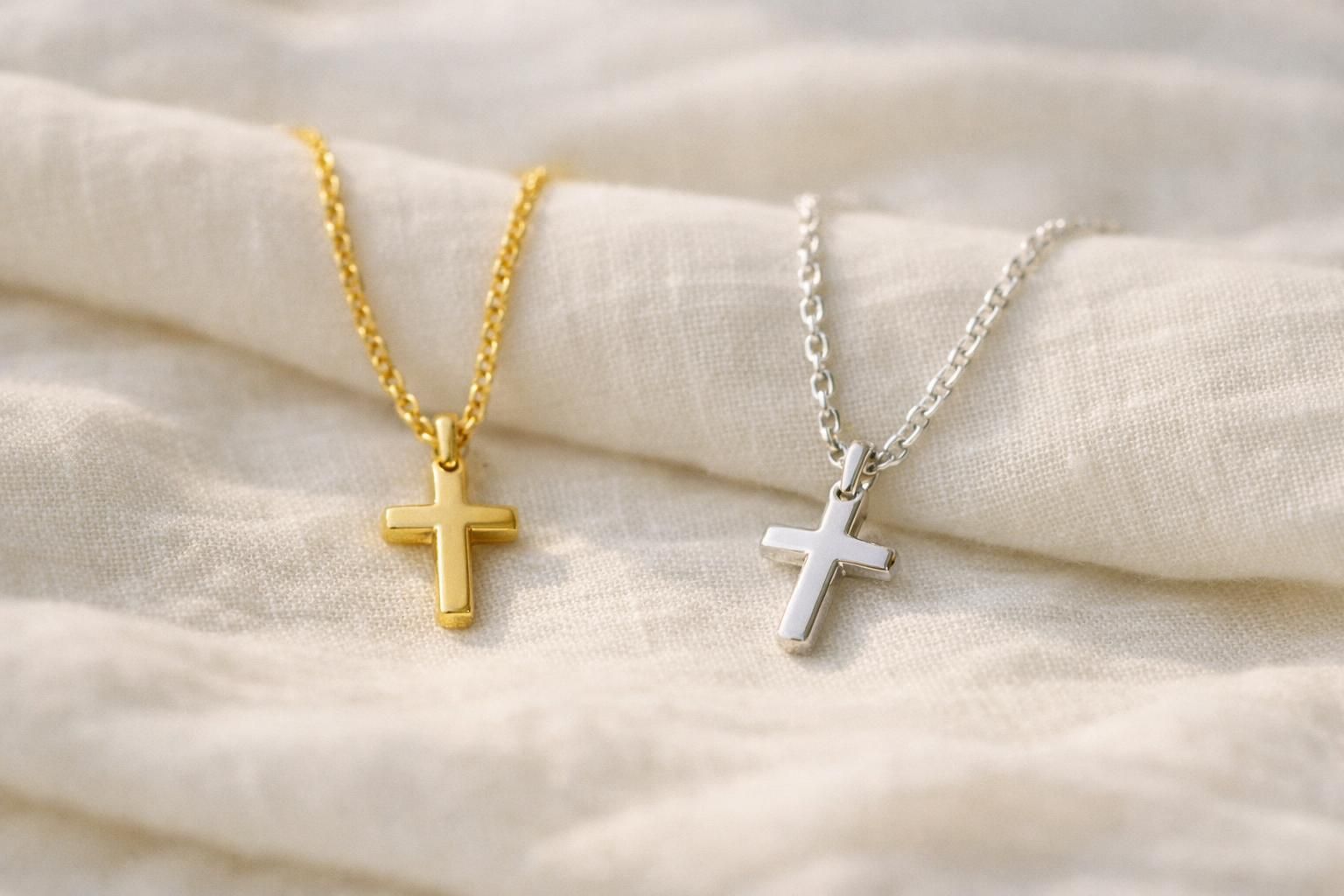 découvrez comment choisir la chaîne de baptême idéale pour bébé, en or ou en argent, pour un cadeau précieux et durable.