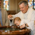 découvrez combien de temps dure généralement une cérémonie de baptême à l'église, ses différentes étapes et ce à quoi vous attendre lors de cet événement religieux important.